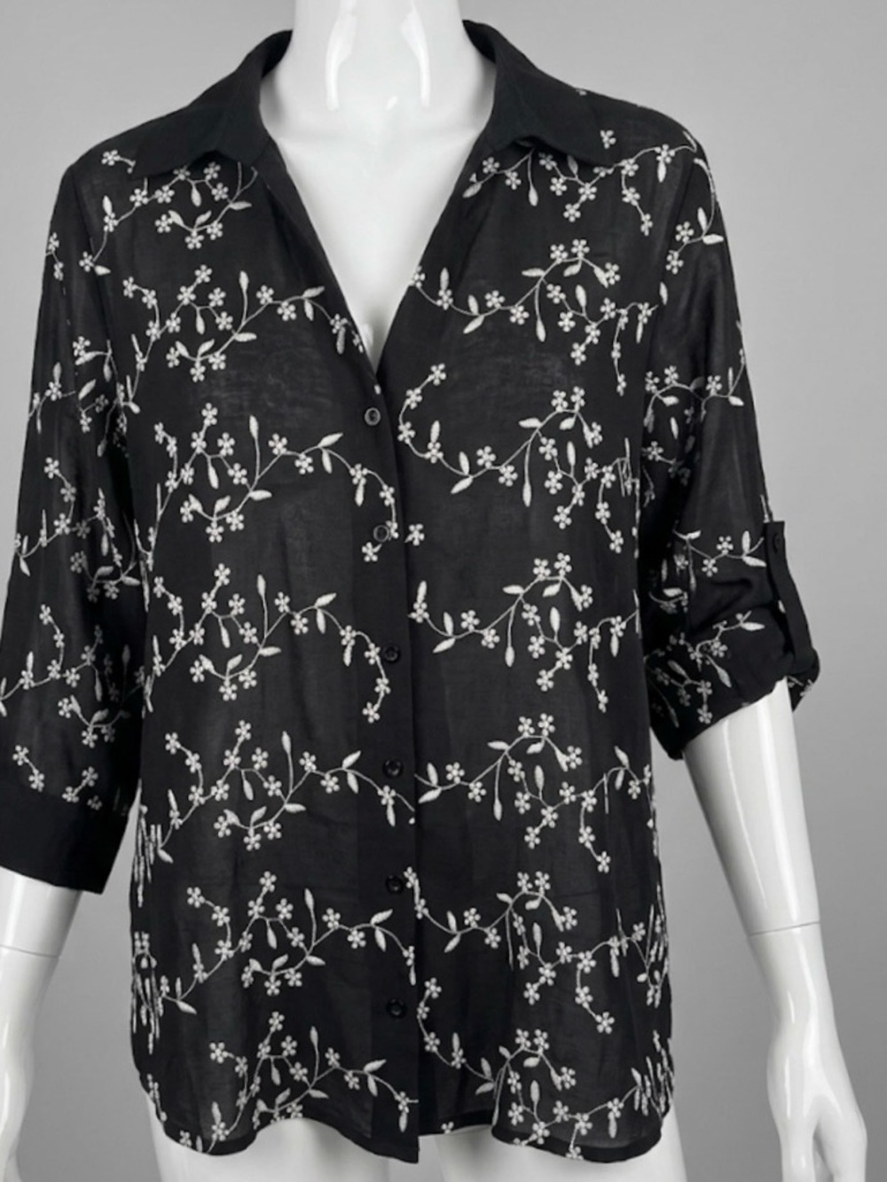 Kindred Women’s 2X White Black Floral Embroidered Button Up Blouse Tunic Top